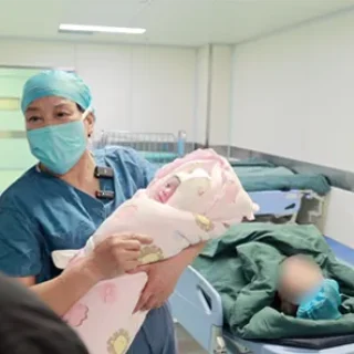 李霞（60岁生男婴）