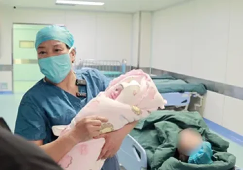 李霞（60岁生男婴）